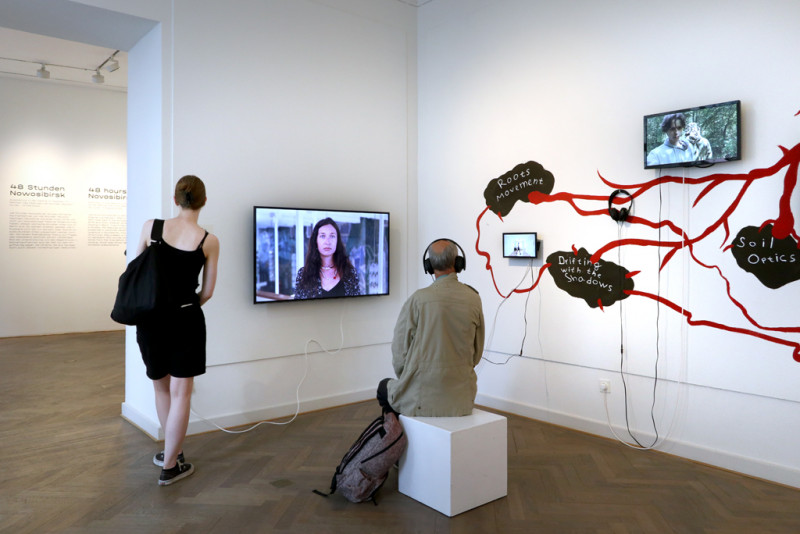 In a mural, which consists of potatoes and roots, are embedded several television monitors