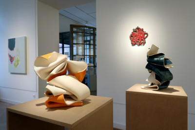 Im Vordergrund zwei Keramik Skulpturen auf Sockeln  von Gabriele Künne und links hinten eine Bild von Michael Bause an der Wand.
