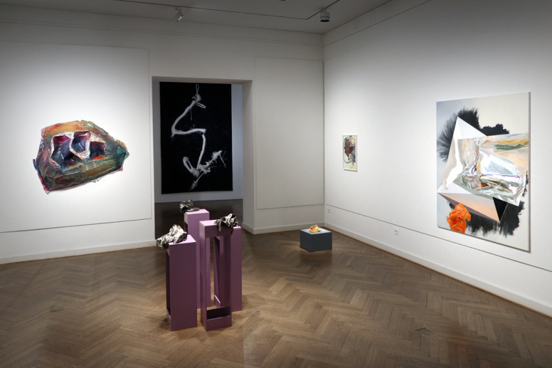 Ausstellungsansicht mit Werken von Enrico Niemann, Gabriele Künne, Maja Rohwetter und im Druchblick in den dritten Raum Peter Hock