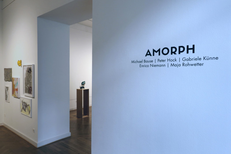 Wandtext und Titel Amorph im Ausstellungsraum