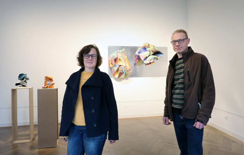 Gabriele Künne rechts von ihren Keramikarbeiten auf Sockel und Enrico Niemann rechts von seinen bunten Objekten an der Wand.