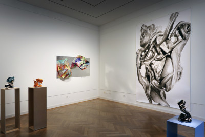 Installationsansicht. Links zwei Keramikskulpturen von Gabriele Künne auf Sockeln, Mitte: zwei Werke von Enrico Niemann, links eine großformatige Wandarbeit von Peter Hock
