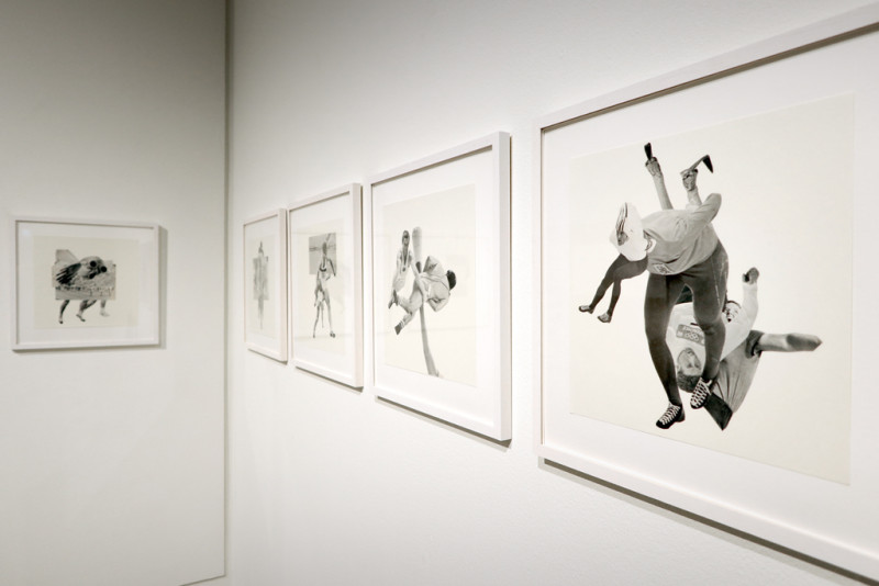 Man sieht fünf weißgerahmte Bilder mit Collagen aus schwarz-weiß Fotografien von Sportlern.