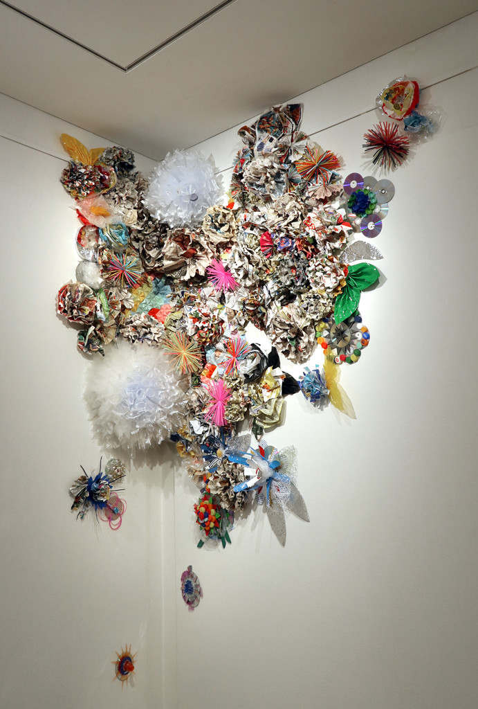 In der Ecke an der Decke befinden sich bunte Plastikblume.