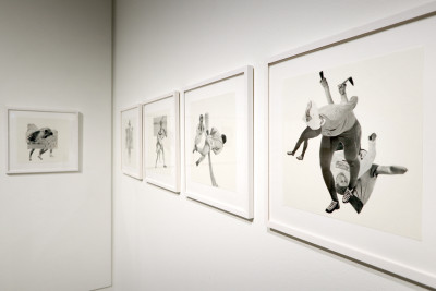 Man sieht fünf weißgerahmte Bilder mit Collagen aus schwarz-weiß Fotografien von Sportlern.