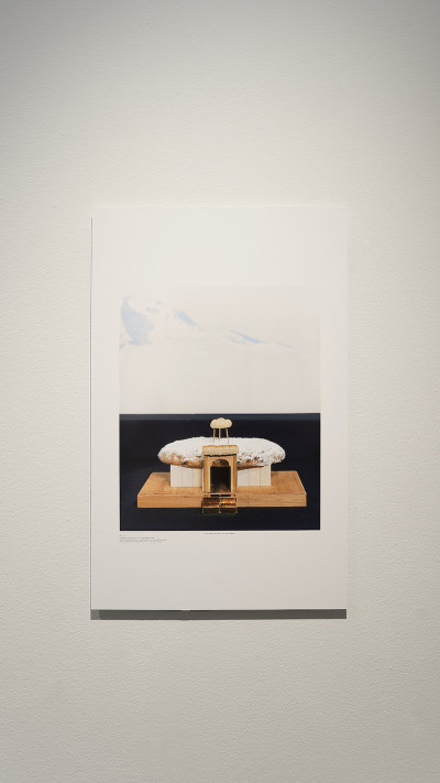 Landschaftsbild auf dem das Haus aus Holz und Brot dargestellt ist.