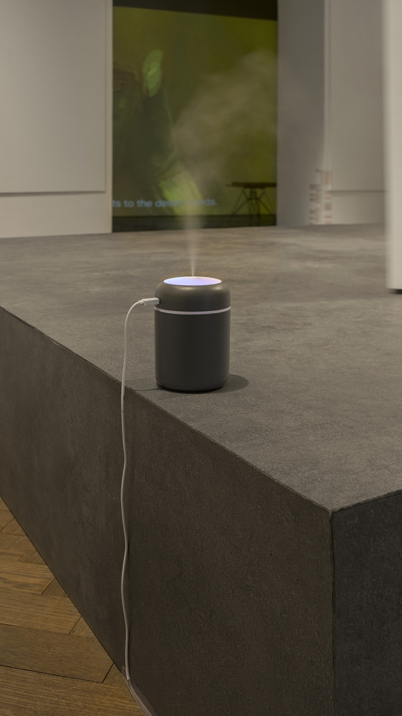 A luminous room humidifier is placed on a pedestal.