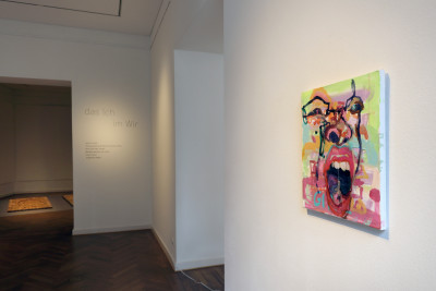 ein buntes Gesicht scheint zu schreien