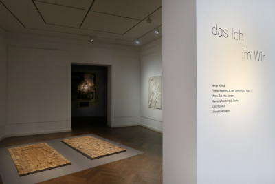 Seifen liegen auf dem Galerieboden und eine Leinwand hängt an der Wand