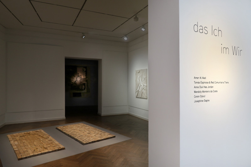 Seifen liegen auf dem Galerieboden und eine Leinwand hängt an der Wand