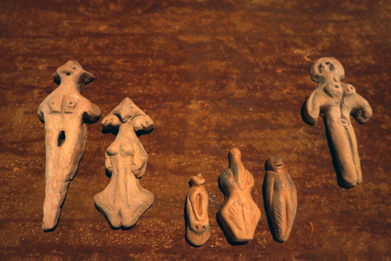 kleine Terracotta Skulpturen liegen auf einem Metalltisch
