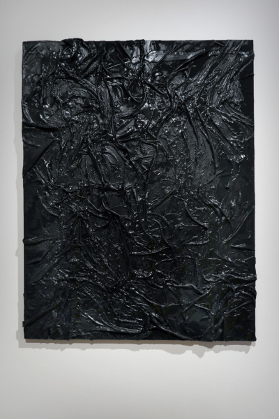 ein schwarzes Bild mit Falten