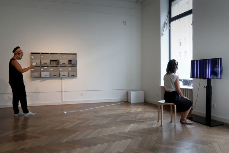 Zwei Besucherinnen in der Ausstellung, die sich ein Video ansehen
