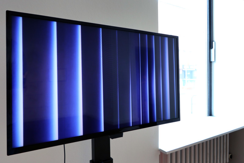 auf einem Bildschirm bewegen sich vertikale Jalousien hin und her