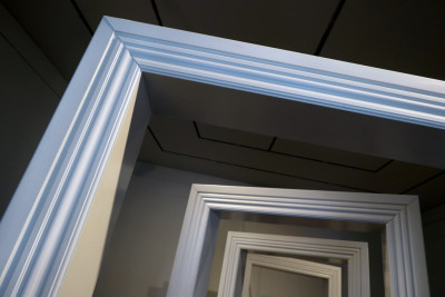 Detailaufnahme von großen weißen Türrahmen