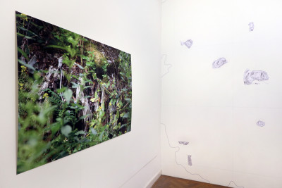 On the left a large photograph of a landfill and on the right a part of the map of Brandenburg