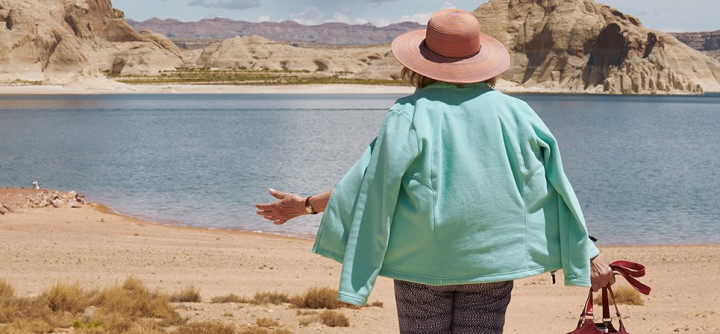 Eine Frau steht vor einem See in der Wüste