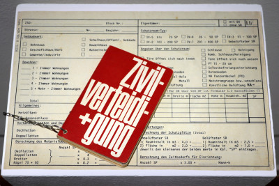 Installation von Informationsmaterial und einem Buch aus den 70er Jahren aus einer Bunkeranlage in der Schweiz.