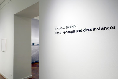 Ausstellungstitel an der Wand am Eingang