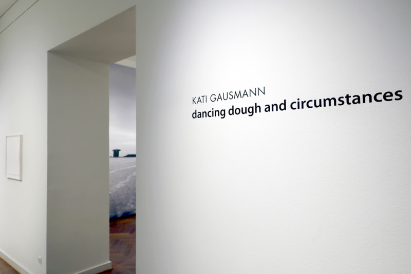 Ausstellungstitel an der Wand am Eingang