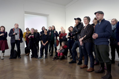 Ausstellungsbesucher während der Eröffnungsrede.