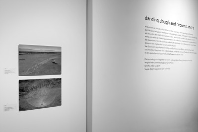 Editionen von Kati Gausman und Wandtext zur Ausstellung.
