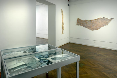 Ausstellungsansicht mit den beiden Vitrinen 