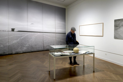 Raumansicht mit Besucher vor der Vitrine 