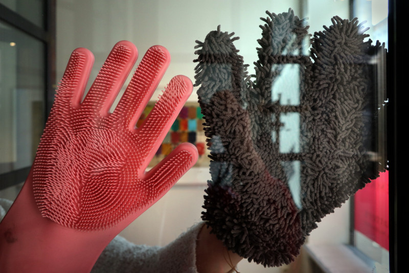 Intervention mit Putzhandschuhen am Galeriefenster