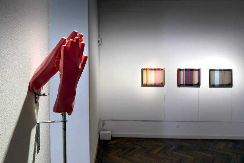 Installationen Tickle, tingle, titillate (Hands / Window)