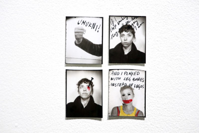 4 sehr kleine schwarz-weiß Fotos, auf denen mit Farbe geschrieben und gemalt ist.