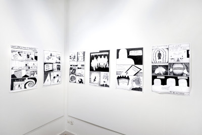 Ein schwarz-weiß Comic, bestehend aus 6 Papierseiten, hängt an der Wand.