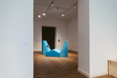 Blaue geometrische Kunstinstallation mit zwei Elementen in einem weißen Galerieraum