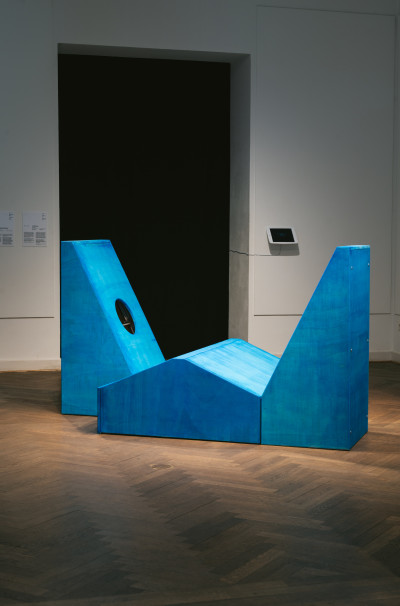 Blaue begehbare Installationskunstwerk mit zwei Elementen in einer Galerie