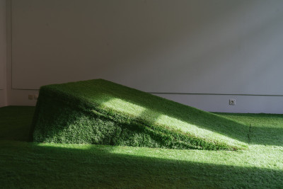 Kunstinstallation aus grünem Kunstrasen