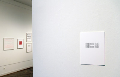 Auf einem DIN A4 Blatt steht wiederholt das Wort 