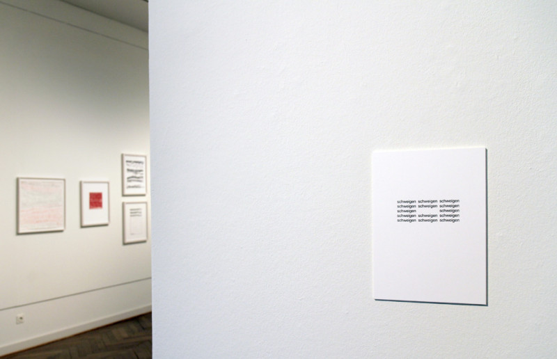 Auf einem DIN A4 Blatt steht wiederholt das Wort 