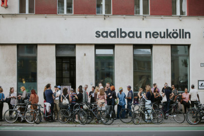 People gathered in front of the entrance to Galerie im Saalbau for the opening of the exhibition 