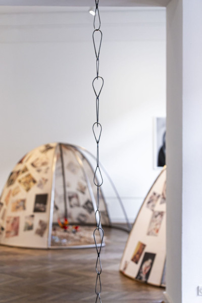 In the foreground, the segmented chain of Nina Laaf’s 