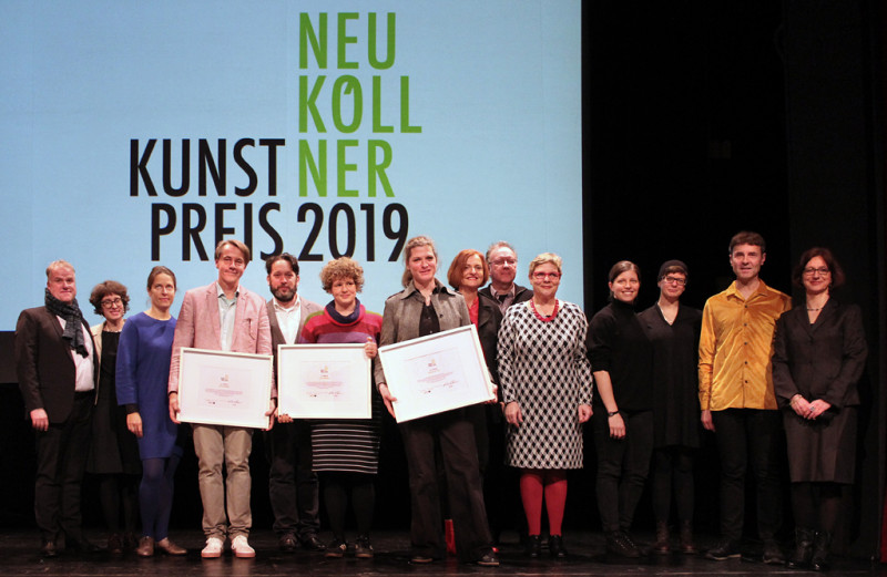 Die drei Preisträger*innen des Neuköllner Kunstpreises --- 1. Platz - Lisa Premke, 2. Platz: Ingo Gerken, 3. Platz sowie Sonderpreis: Petra Lottje ---, die Jury sowie Karin Korte, Kulturstadträtin von Neukölln.