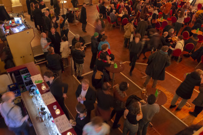 Viele Menschen stehen im Saal und einige an der Bar im Heimathafen.