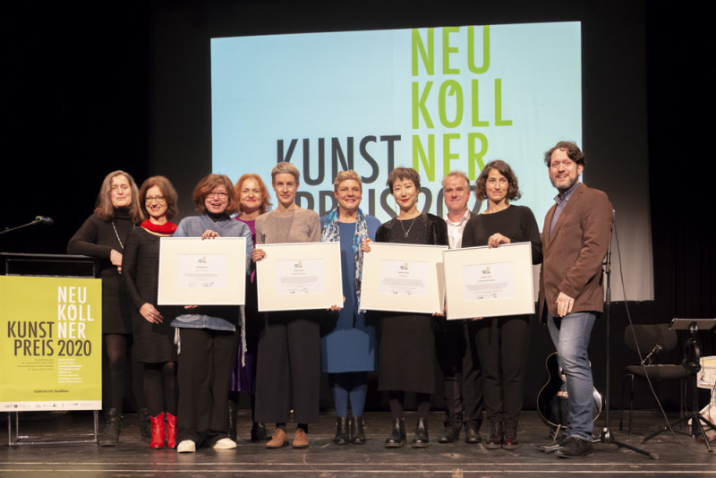 Die vier Preisträgerinnen mit Jury, Kulturstadträtin, Fachbereichsleiterin und Partner des Neuköllner Kunstpreises 2020 auf der Bühne.