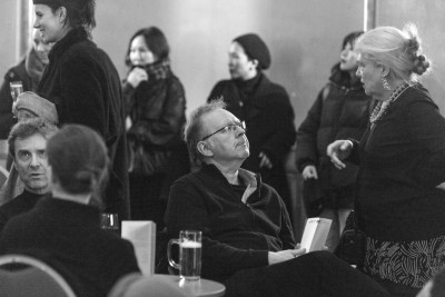 Ein Teil der Jurymitglieder sitzt im Saal vom Heimathafen Neukölln.