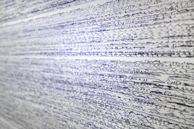 viele Dünne gewellte blaue Linien auf einem Blatt Papier