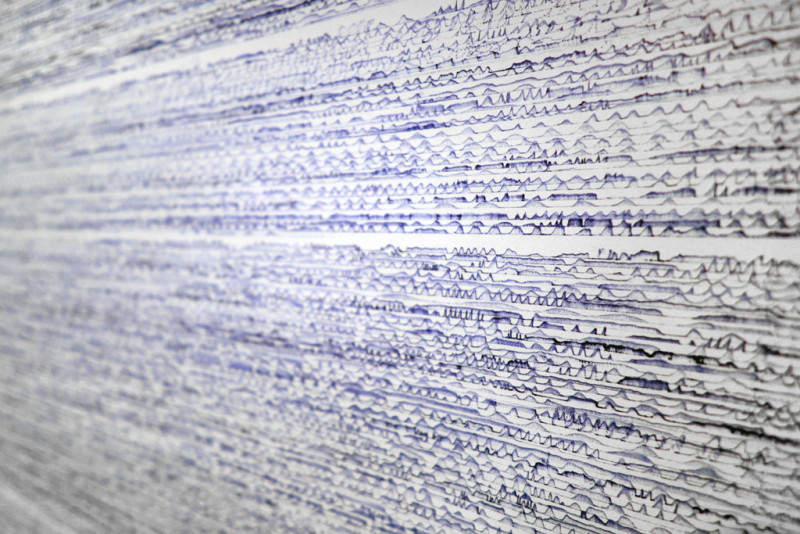 viele Dünne gewellte blaue Linien auf einem Blatt Papier