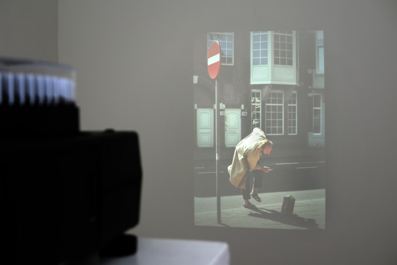 Ein Diaprojektor projeziert ein Bild voneinem stopernden Mann an die Wand