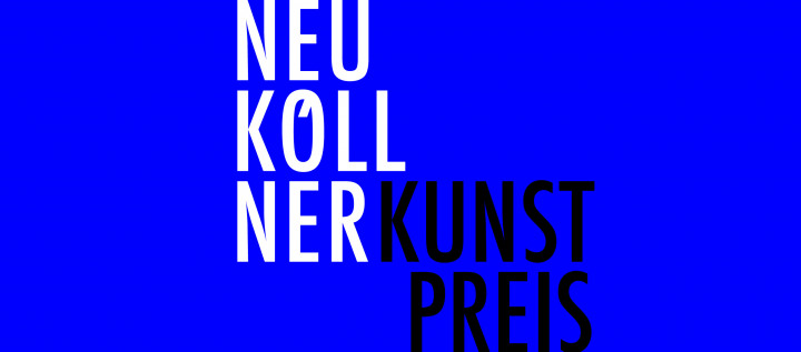 Schriftzug Neuköllner Kunstpreis auf blauen Hintergrund