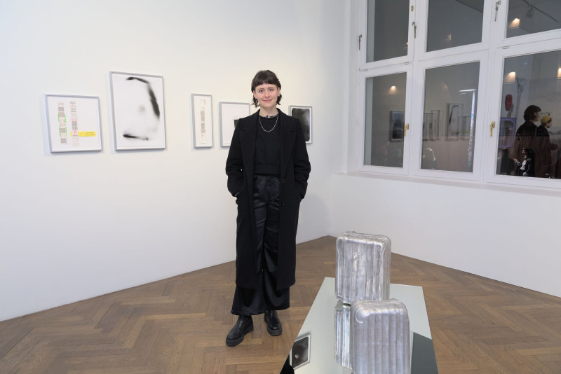 Das Bild zeig die Künstlerin vor ihrer Arbeit 