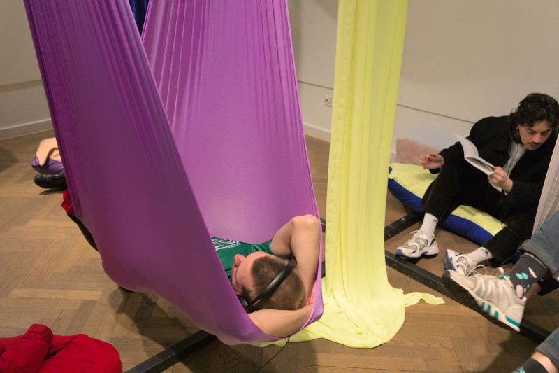 The picture shows a lilac-colored hammock and textile from the installation 