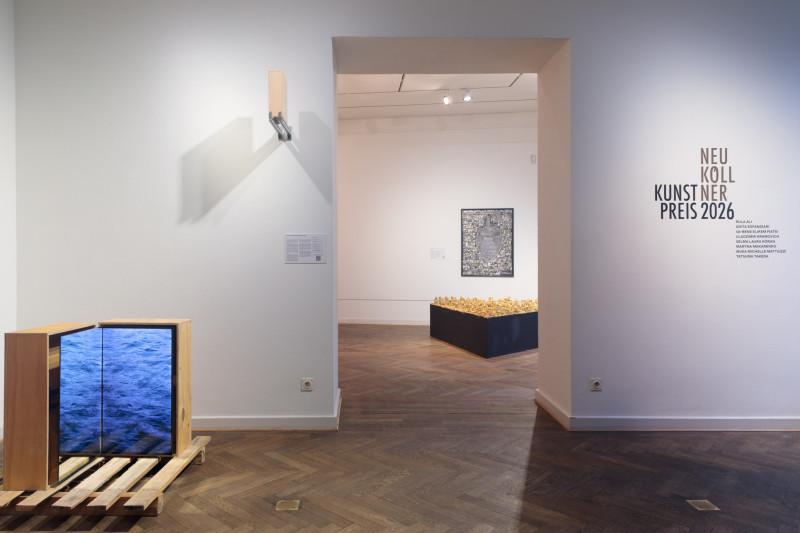 Installationsansicht Neuköllner Kunstpreis 2026, Werke von Tatsuma Takeda und muSa michelle mattiuzzi